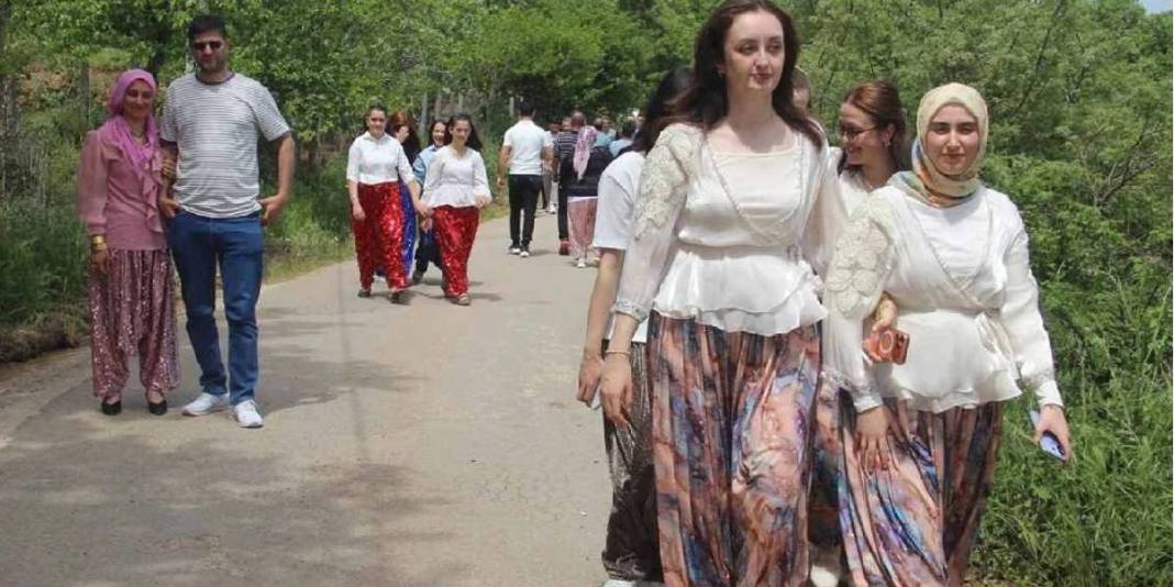 Evlenmek isteyen bu köye koşuyor! Gençleri ‘Aşıklar Sokağı’nda’ buluşturan gelenek 4